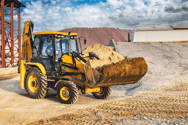 a-carregadeira-de-escavadeira-trabalha-com-um-balde-para-transportar-areia-em-um-canteiro-de-obras-equipamento-de-construcao-profissional-para-terraplanagem_331695-4716